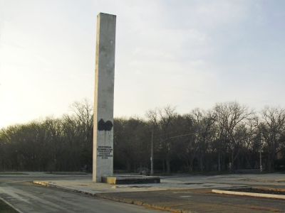 Памятный знак в честь евпаторийцев, погибших в годы Гражданской и Великой Отечественной войн (скульптор А.Е.Шмаков, архитекторы В.Г. Якименко и В.Л. Гаврилов)