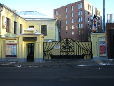 Прясло ограды с пилоном ворот и калиткой, 1-я треть XIX в.