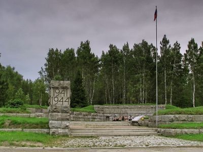Братское захоронение советских воинов, погибших в 1939-1940 гг. и 1941-1944 гг., среди погибших – 3 Героя Советского Союза: Винников Николай Иванович (1923-1944), Толпеко Александр Григорьевич (1914-1944), Шестаков Константин Константинович (1914-1944)