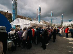 Фоторепортаж: сотни якутян встали в очередь на площади Республики для проверки зрения