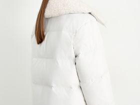 Пуховик с опушкой и воротником-стойкой