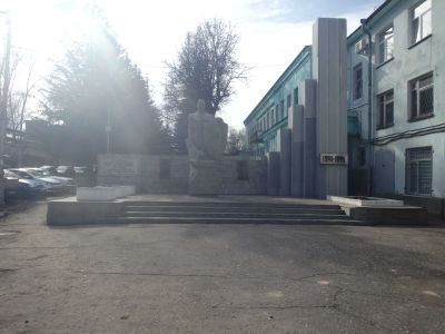 Памятник труженикам Саранского механического завода, ковавшим победу над врагом в тылу нашей Родины в годы Великой Отечественной войны 1941-1945 гг.