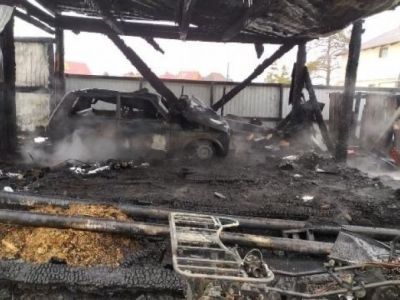 Частный дом и гараж с автомобилями сгорели в Намском районе Якутии