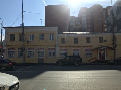 Городской особняк с торговыми лавками