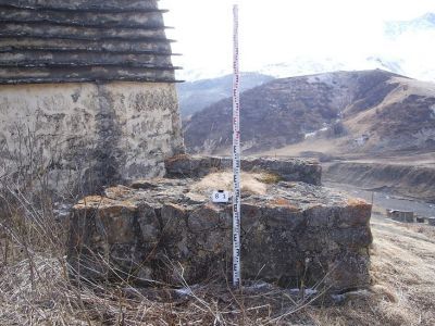 Склеп полуподземный с гладкой фасадной стеной 40