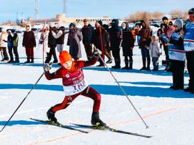 Звезды Олимпийских игр пробежали лыжный марафон с якутянами
