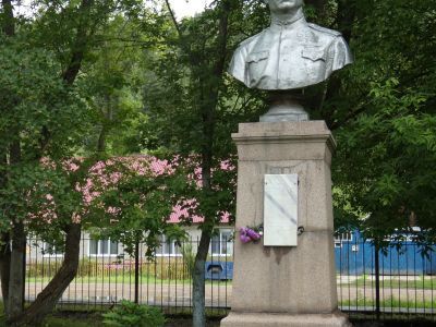 Бюст дважды Героя Советского Союза Г.Ф. Сивкова