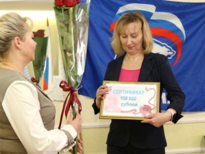 В Удачном вдове участника СВО оказали материальную помощь