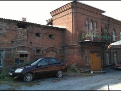 Дом жилой с хозяйственными постройками