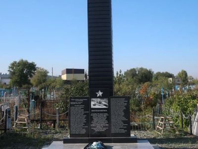 Братская могила курсантов - выпускников 20-й окружной школы отличных стрелков снайперской подготовки (г. Чарджоу), погибших в железнодорожной катастрофе 23 октября 1943 г. на станции Меновой Двор