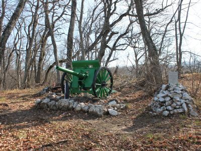 Памятный знак партизанам-артиллеристам на горе Юки-Тепе («Высота 1025»)