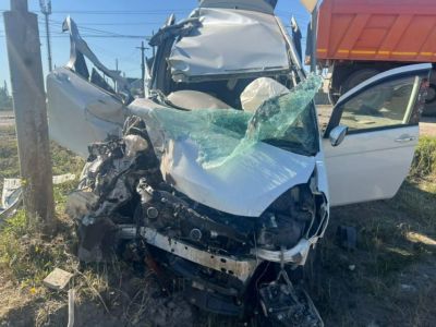 В Нюрбе водитель иномарки выехал на встречную полосу и врезался в КАМАЗ