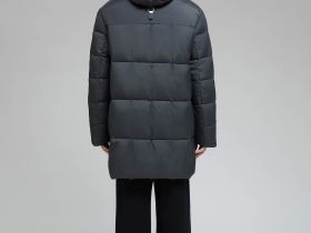 Стеганая куртка с капюшоном и меховой опушкой