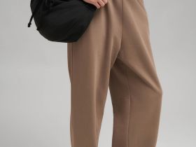 Брюки-джоггеры объемного кроя из футера