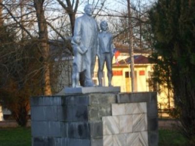 Скульптурная композиция "Ленин и дети"