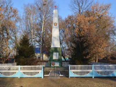 Братская могила 12 советских воинов, погибших в боях с немецко-фашистскими захватчиками при освобождении села в 1943 г.
