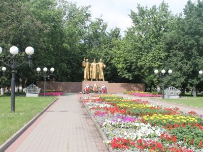 Братская могила  советских воинов, погибших в боях с фашистскими захватчиками в 1943 году. Захоронено 31 человек, имена установлены. Скульптура советского воина