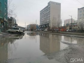 Городские службы Якутска сосредоточены на откачке талых вод из-под аварийных домов