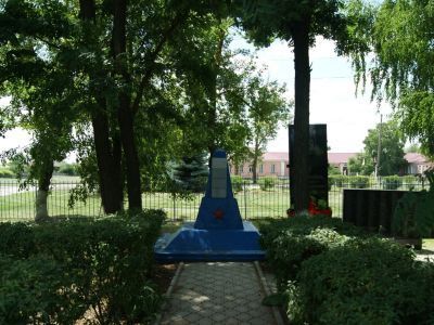 Братская могила участников гражданской войны и советских воинов, погибших в период Сталинградской битвы
