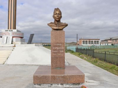 Памятник прославленному снайперу Ц.-Д.Доржиеву