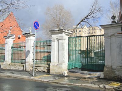 Ограда с воротами, 1820-е гг., арх. Ф.М. Шестаков