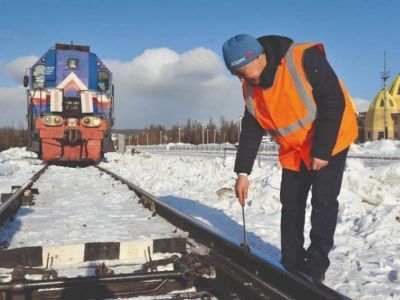 На страже безопасности: старший электромеханик ЖДЯ рассказал о своем трудовом пути