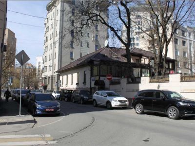 Дом с оградой, 1910-е гг., архитектор А.Ф.Мейснер. В этом доме А.Ф.Мейснер жил и работал в 1910-1935 гг.