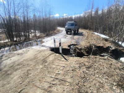 На двух региональных дорогах в Якутии затруднен проезд из-за воды