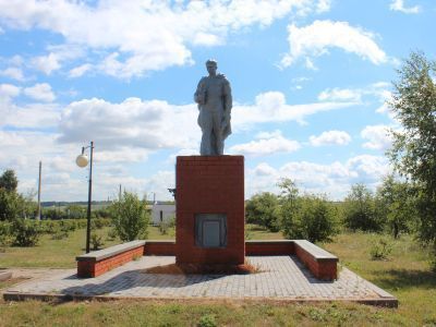 Братская могила советских воинов, погибших в ходе оборонительных боев. Похоронено 123 воина, известны имена 32 человек. Скульптура воина с автоматом