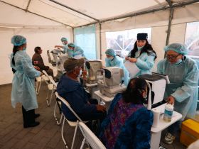 Фоторепортаж: сотни якутян встали в очередь на площади Республики для проверки зрения