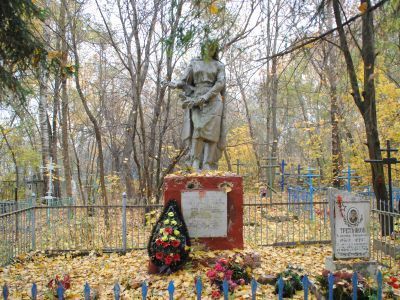 Братская могила 14 советских воинов и 3 партизан, погибших в 1941 и 1943 гг. в боях с немецко-фашистскими захватчиками