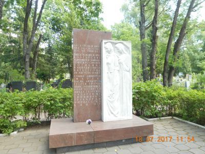 Братская могила болгарских патриотов Станке Димитрова (Марека), Василия Димитрова, Михаила Георгиева, Георгия Глухчева, Атанаса Алтапарманова, Ивана Цвенски и других, трагически погибших в 1944 г. при авиационной катастрофе