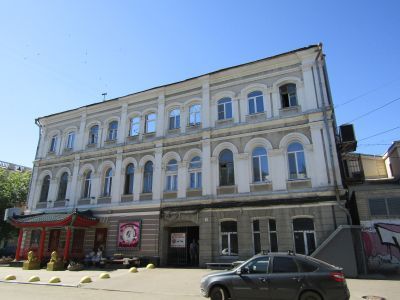 Здание гостиницы, где в одном из номеров жил и умер физик-электротехник Павел Николаевич Яблочков