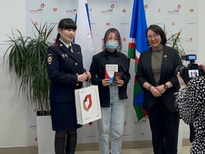 В центре «Мои Документы» Якутии прошла церемония выдачи первого паспорта гражданина России