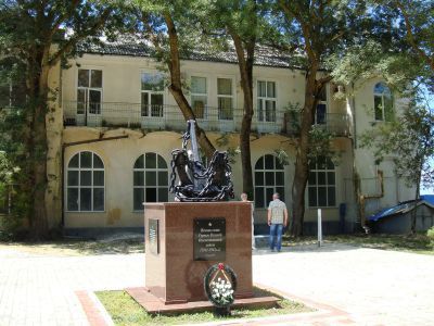 Памятное место, где в январе 1943 г. началось формирование батальона морской пехоты под командованием героя Советского Союза Ц.Л. Куникова для высадки морского десанта под Новороссийском