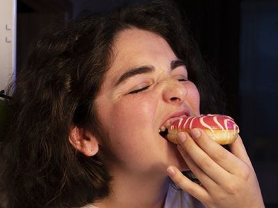 Почти половина россиян ест по ночам