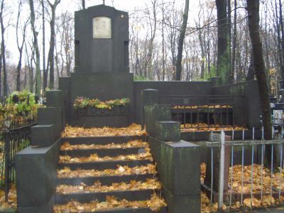 Надгробие на семейном захоронении Феттеров, нач. ХХ в., скульптор А.С.Голубкина - Феттера Николая, (1855-1912 гг.) - Феттер Амалии (урожденная Хинкель), (1855-1885 гг.)