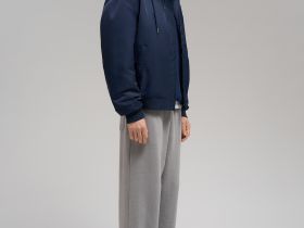 Утепленный бомбер с капюшоном и водоотталкивающей пропиткой