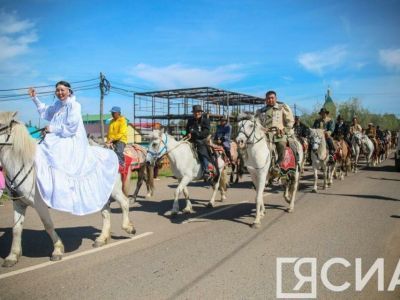 100 всадников вышли на конное шествие в Верхневилюйске