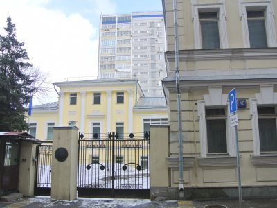 Городская усадьба А.И.Фонвизина - В.А.Еремеева, XVIII в. - нач. XX вв., архитектор В.Ф.Жигардлович. Здесь в 1789 г. родился декабрист И.А.Фонвизин, в конце 1850-х гг. жил декабрист П.Н.Свистунов