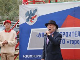 Дворовый концерт организовали для жительницы блокадного Ленинграда в Якутске