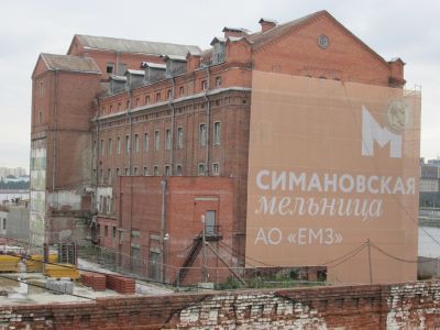 Четырехэтажное каменное здание мельницы