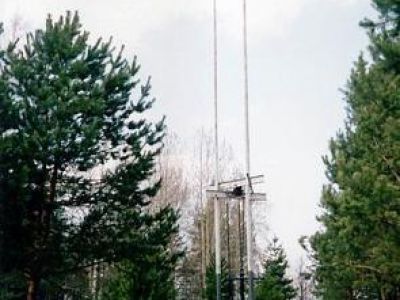 Памятник-якорь (с флагштоком и памятной плитой), посвященный советским морякам-артиллеристам