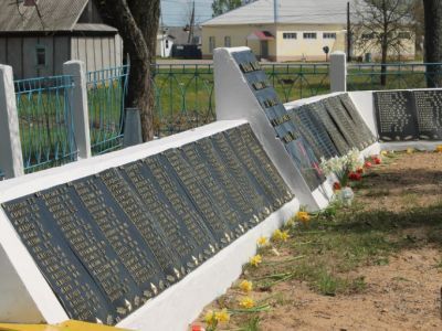 Братская могила  советских  воинов, погибших в боях с фашистами