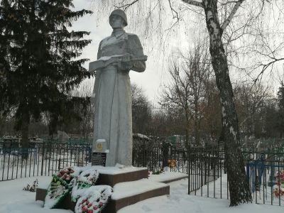 Братская могила воинов Советской Армии, погибших в феврале 1943 года. Захоронено 7 человек, установлено фамилий на 4 человека