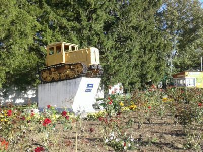 Трактор, установленный в честь трудовой славы земледельцев