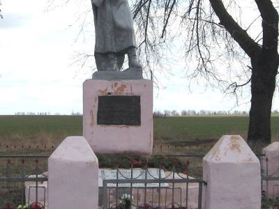 Братская могила воинов Советской Армии, погибших в феврале 1943 года. Захоронено 50 человек, установлено фамилий на 22 человека. Скульптурв уствноылена в 1965 году