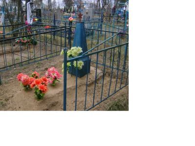 Братская могила коммунистов  Лысухо Михаила Петровича и Петькова Кирилла Васильевича, расстрелянных в 1941 г. немецко-фашистскими захватчиками