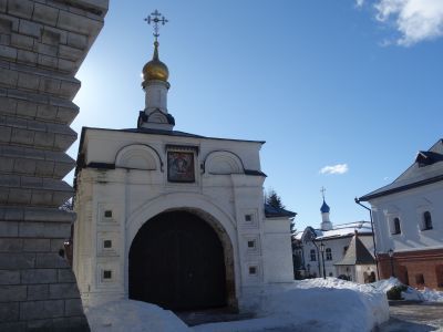 Ворота и стены ограды