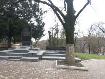 Братская могила советских воинов и мирных жителей